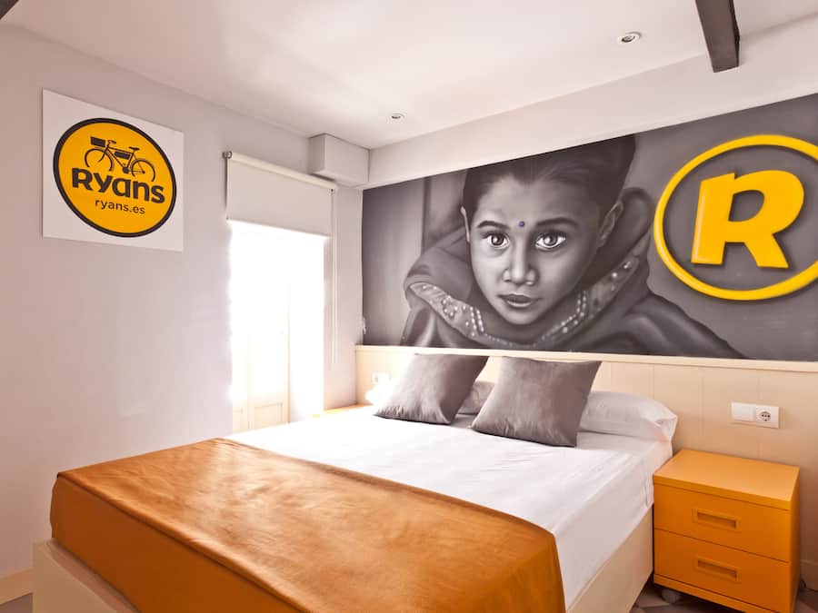 Quarto casal básico | Cofres nos quartos, cortinas blackout, Wi-Fi de cortesia, roupa de cama