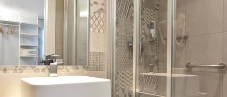 Habitación básica doble | Baño | Toallas