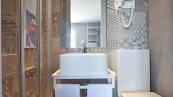 Basic Double Room | Bathroom | Towels