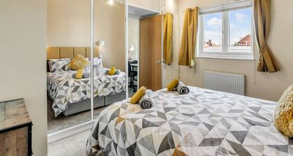 Central Townhouse 2 bedr /w fully equipped kitchen / washing machine & Parking- Ginger & Gold ltd