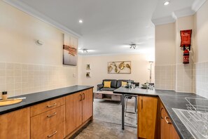 Interior - Central Townhouse 2 bedr /w fully equipped kitchen / washing machine & Parking- Ginger & Gold ltd (Norwich)