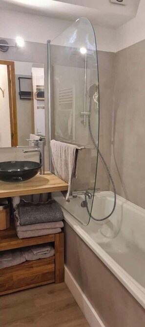 Bañera con ducha, secador de pelo, toallas, jabón