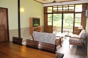 Signature Chalet, 2 Bedrooms, Garden View | Living area | 42-inch Smart TV with digital channels, TV, Netflix - Sepilok B&B (Sandakan)