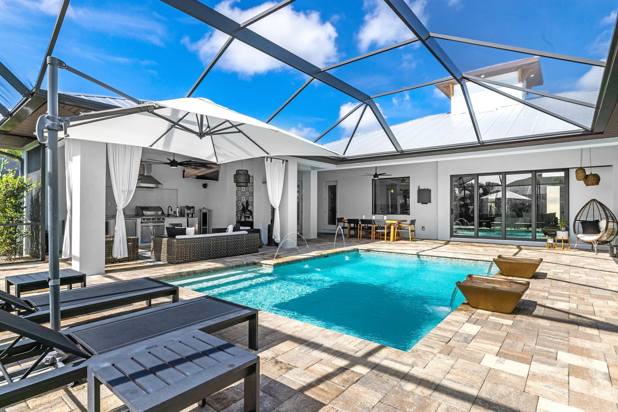 Una piscina al aire libre, una piscina climatizada