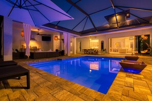 Alberca al aire libre y alberca climatizada