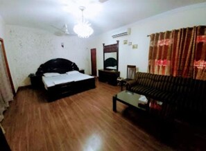 Deluxe Double Room | 1 bedroom, iron/ironing board