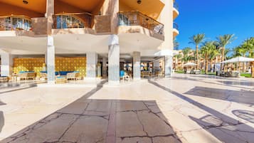 6 bars, bar en bord de piscine, bar de plage