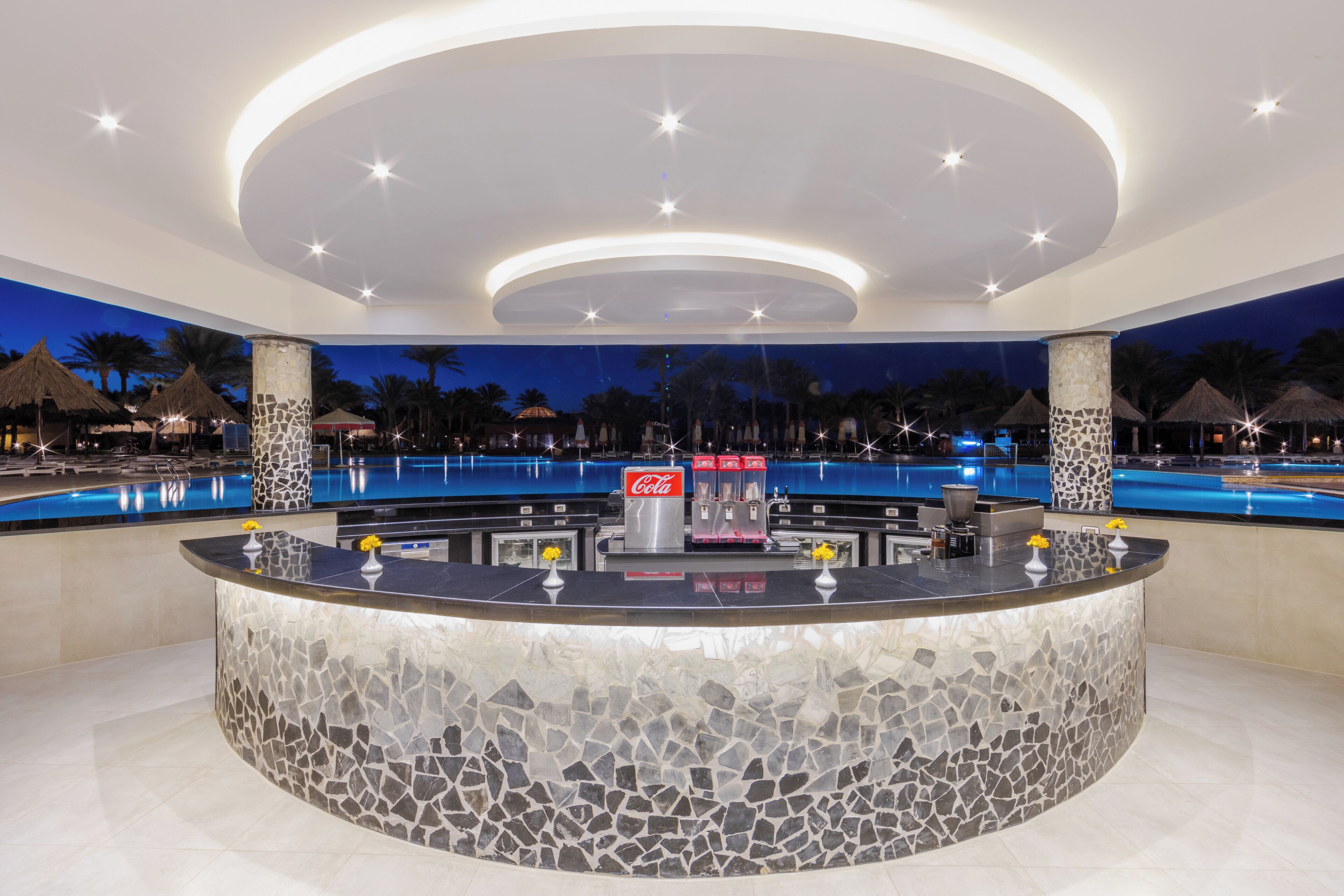 بار بجانب حمام السباحة