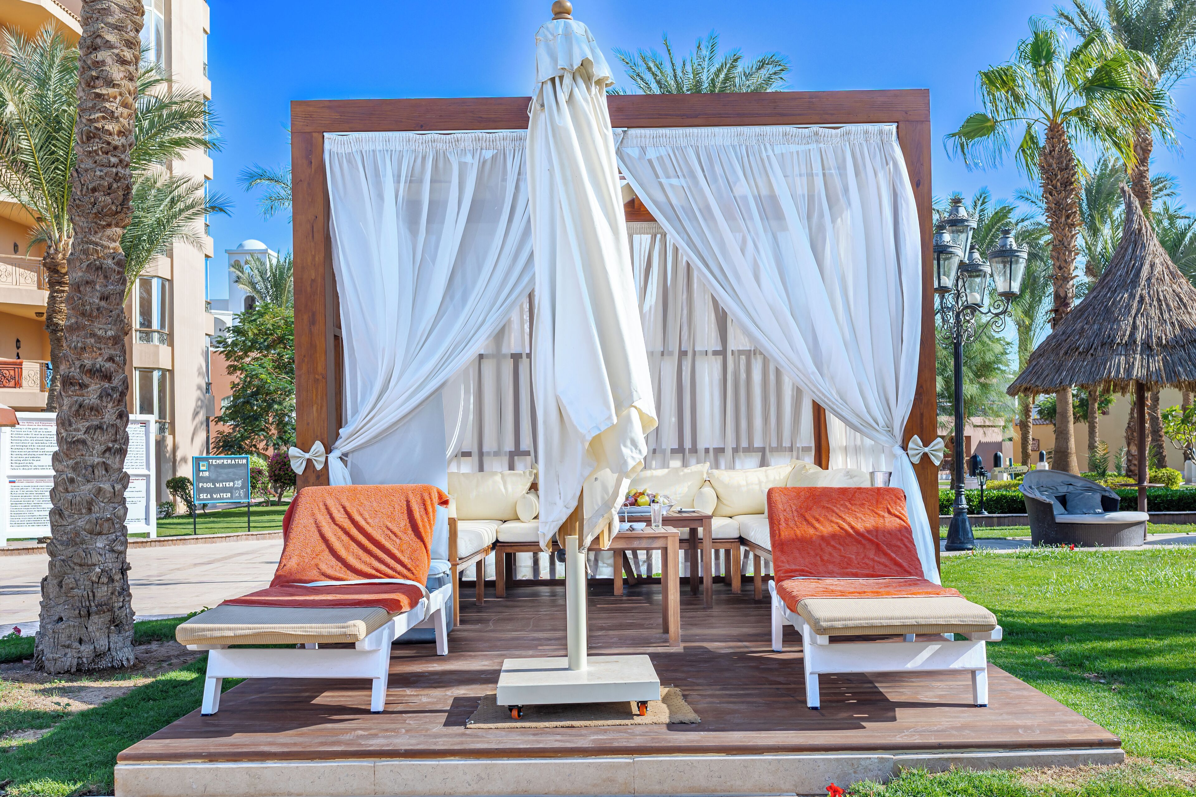 Piscine extérieure, parasols de plage, chaises longues