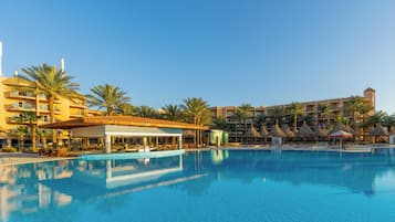 Utendørsbasseng, bassengparasoller og solsenger