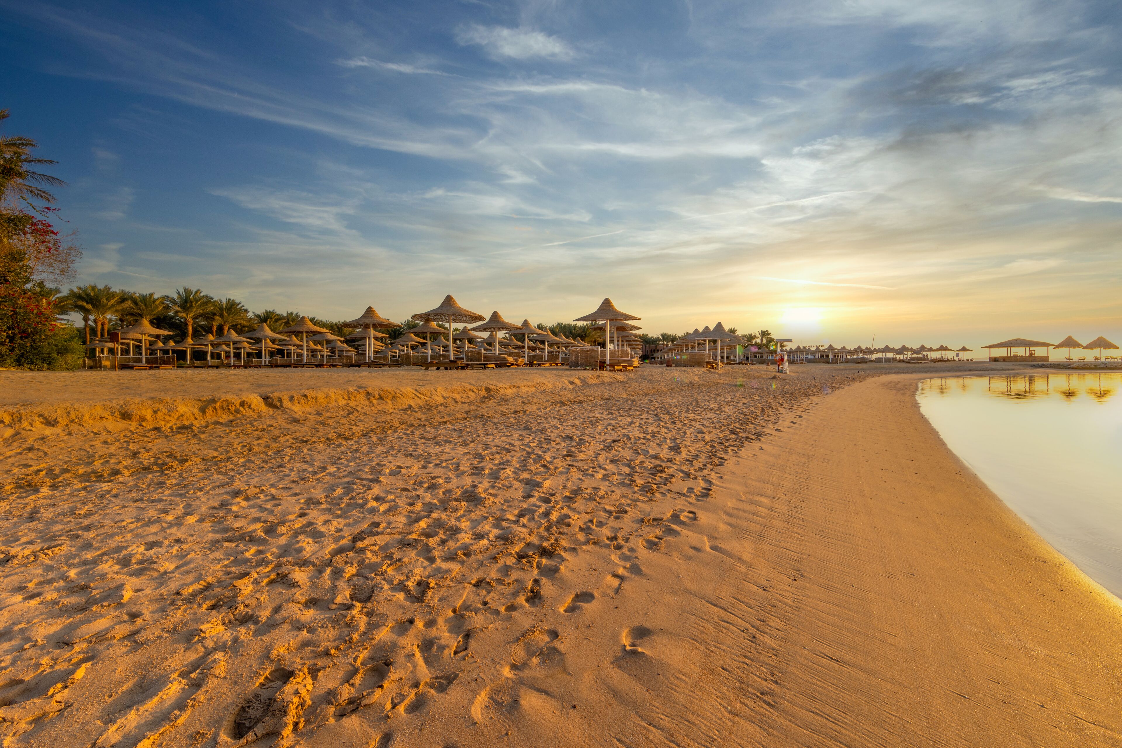 Privatstrand, weißer Sandstrand, Liegestühle, Sonnenschirme