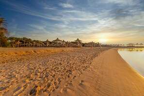 私人海灘、白沙、躺椅、太陽傘