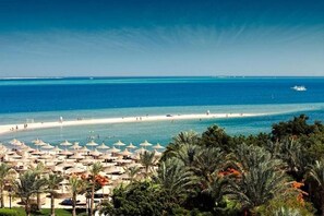 Playa privada, playa de arena blanca, camastros y sombrillas 