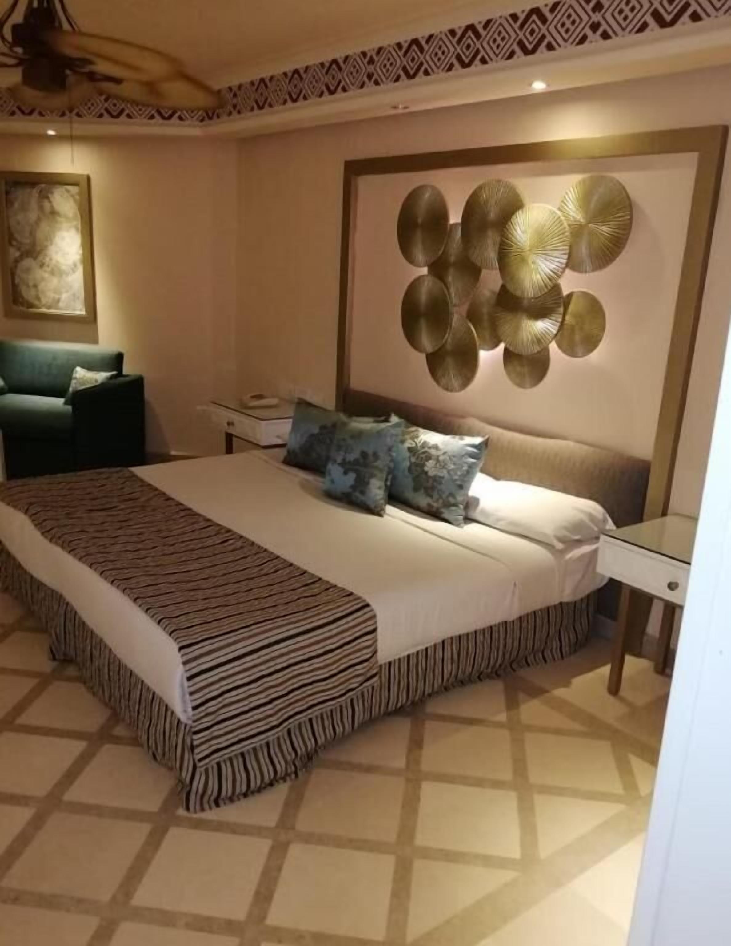 superior room | minibar, desk, travel cot, bed sheets