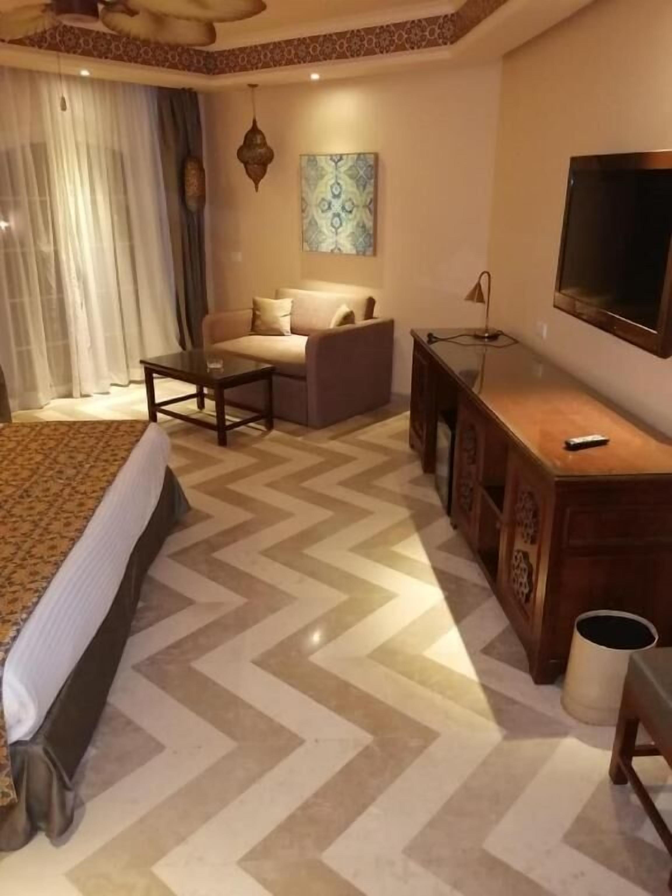 superior room | minibar, desk, travel cot, bed sheets