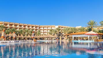 Piscina all'aperto, ombrelloni da piscina, lettini