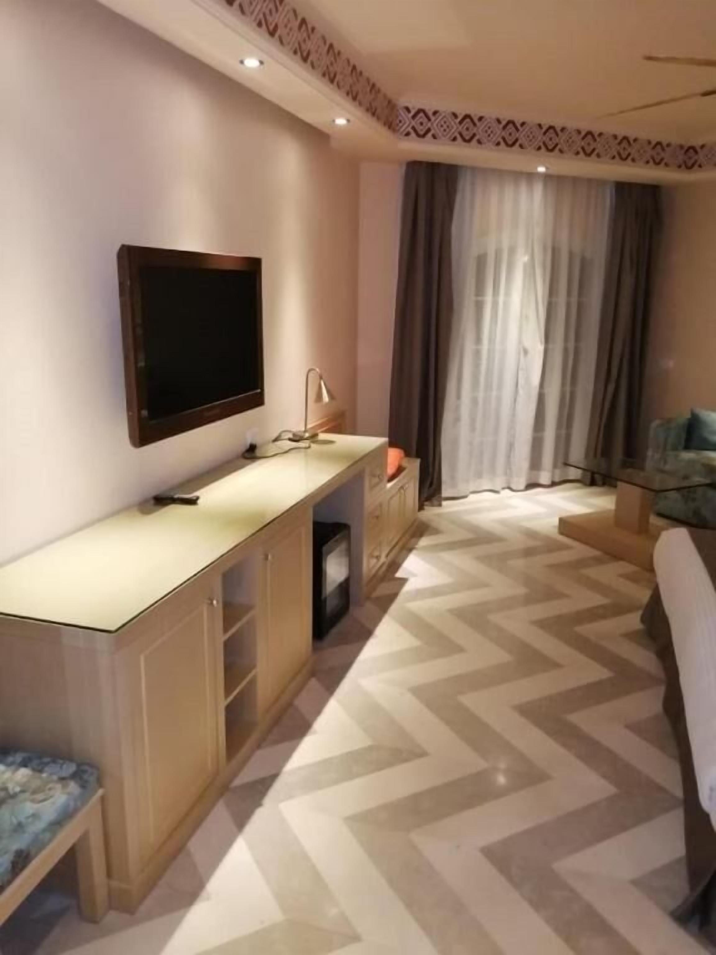 superior room | minibar, desk, travel cot, bed sheets