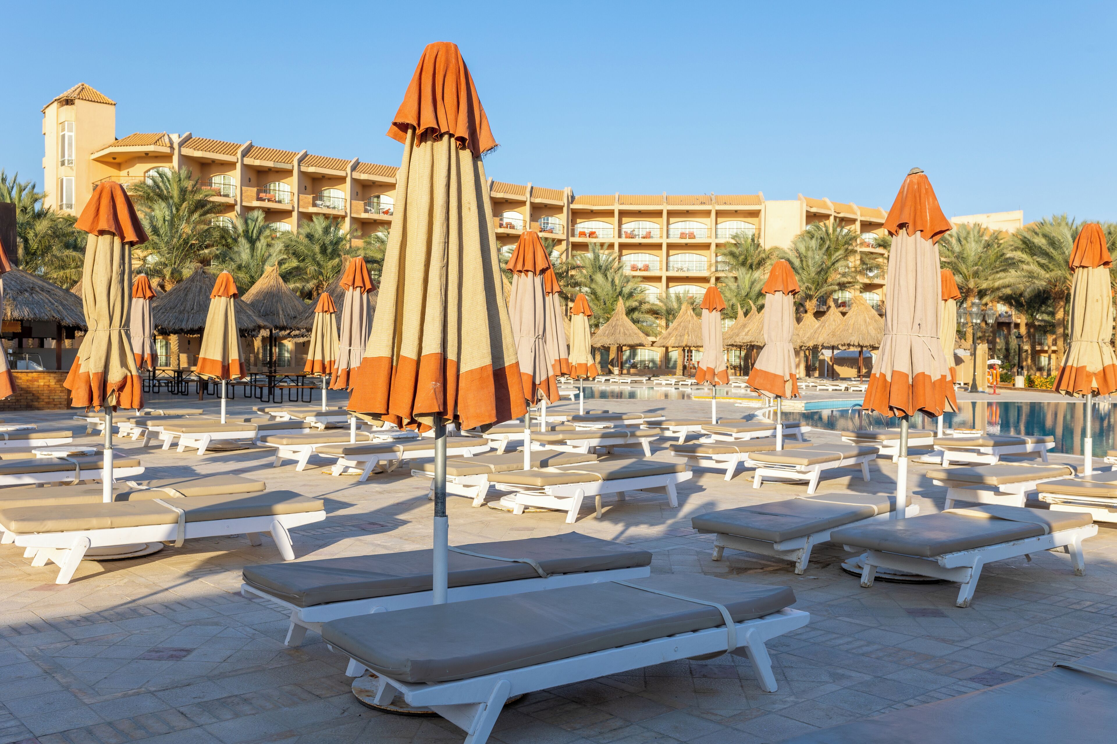 Piscine extérieure, parasols de plage, chaises longues