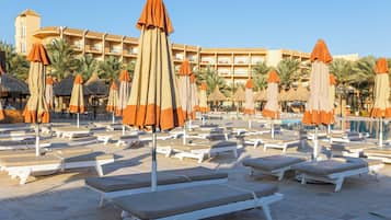 Piscine extérieure, parasols de plage, chaises longues