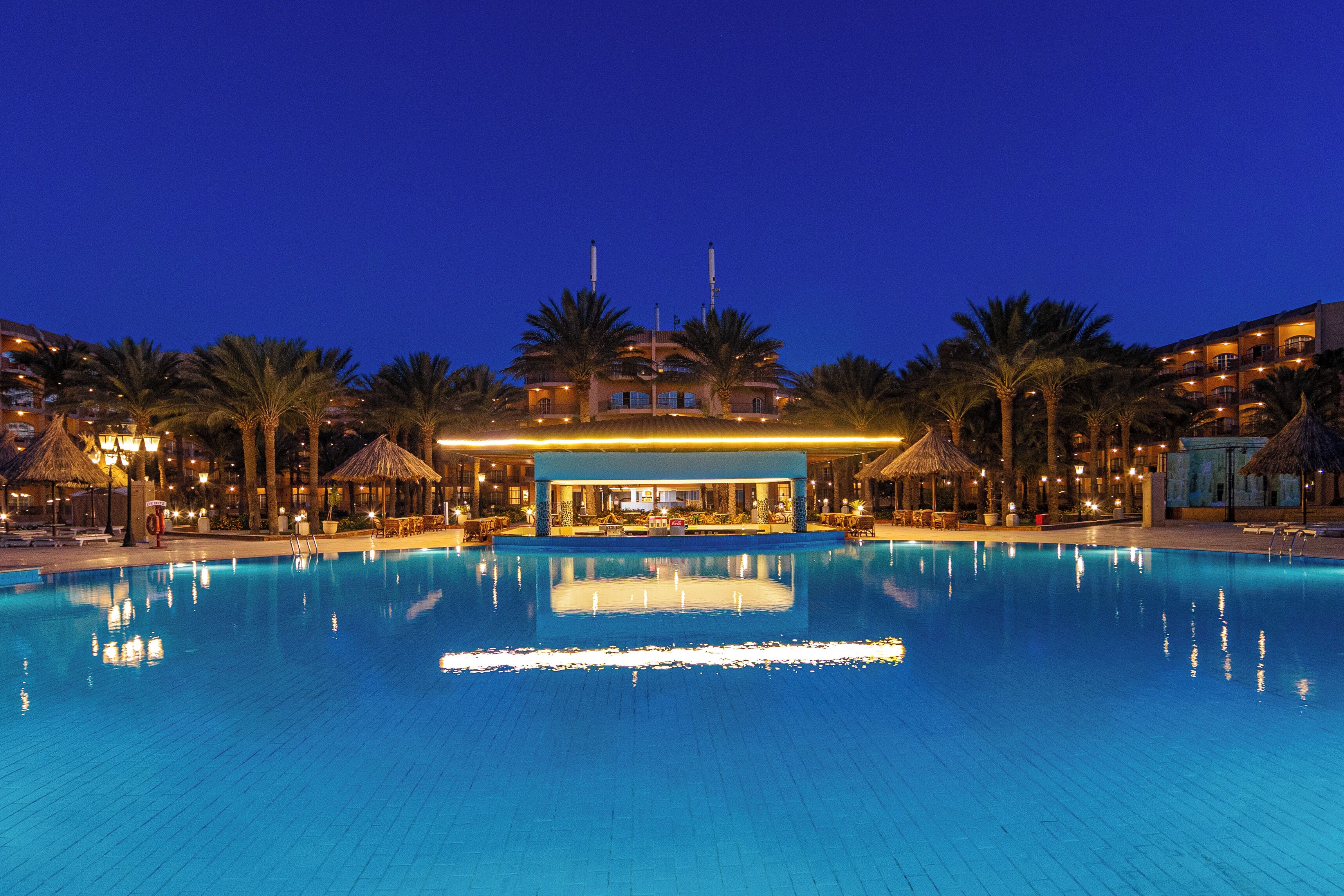 室外游泳池，池畔遮阳伞，日光浴躺椅