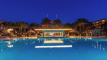 Außenpool, Sonnenschirme, Liegestühle