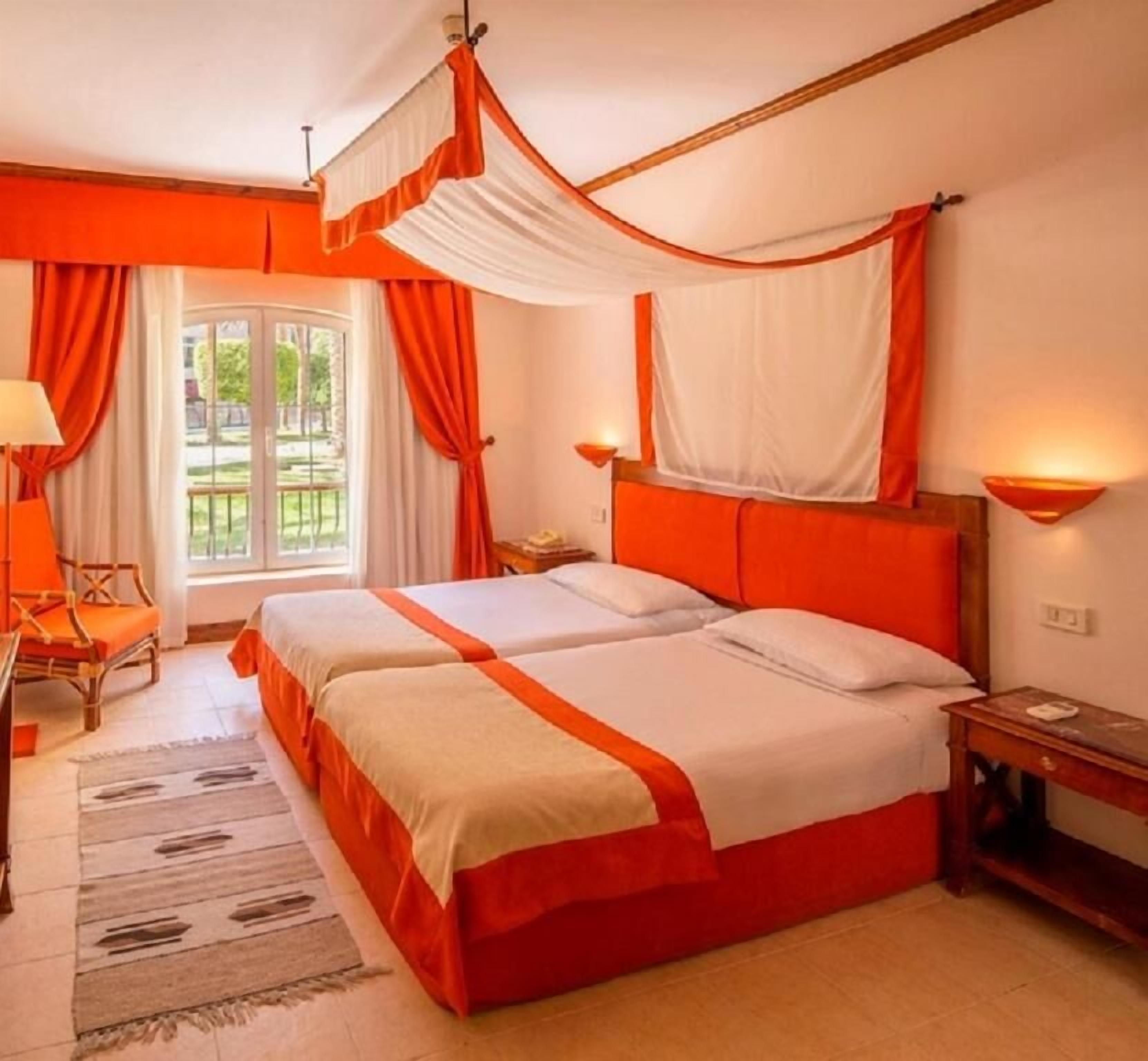 deluxe room | minibar, desk, travel cot, bed sheets