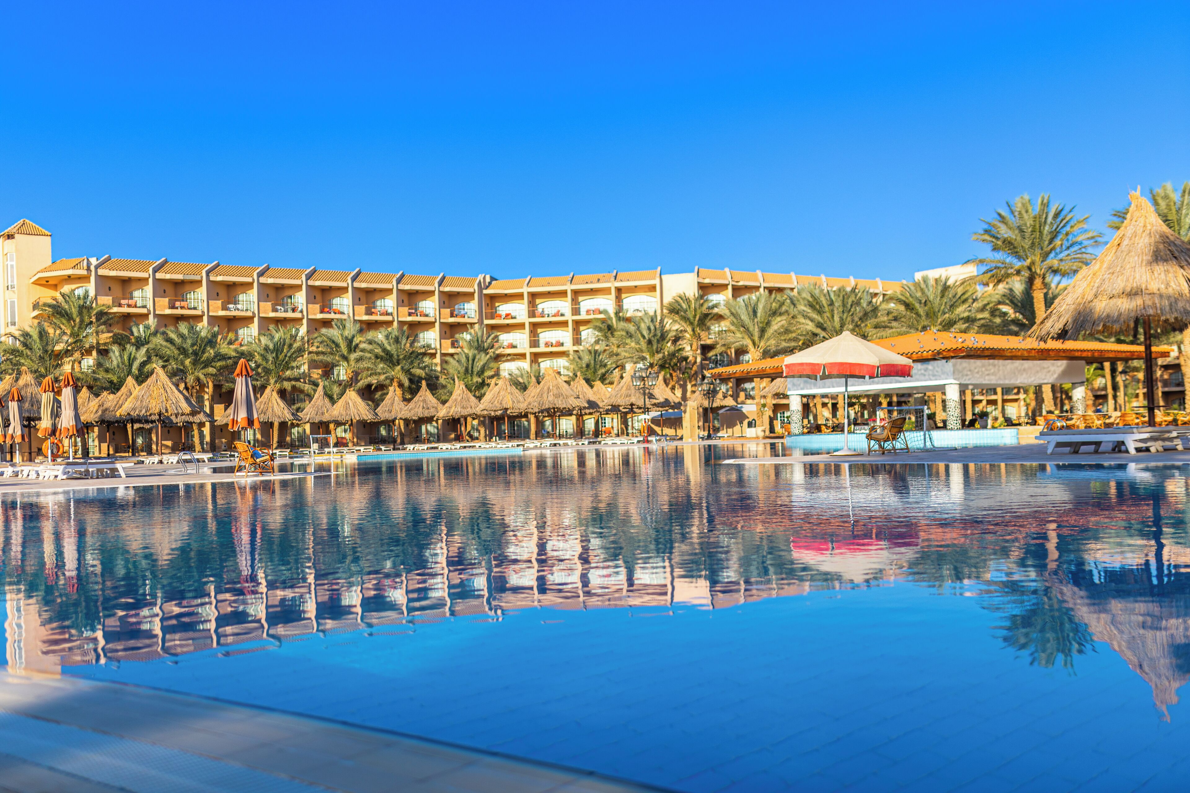 Außenpool, Sonnenschirme, Liegestühle