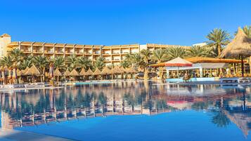 Außenpool, Sonnenschirme, Liegestühle