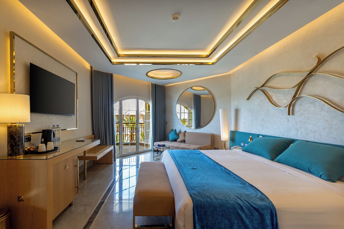 Luxe suite, uitzicht op zee | Een minibar, een kluis op de kamer, verduisterende gordijnen