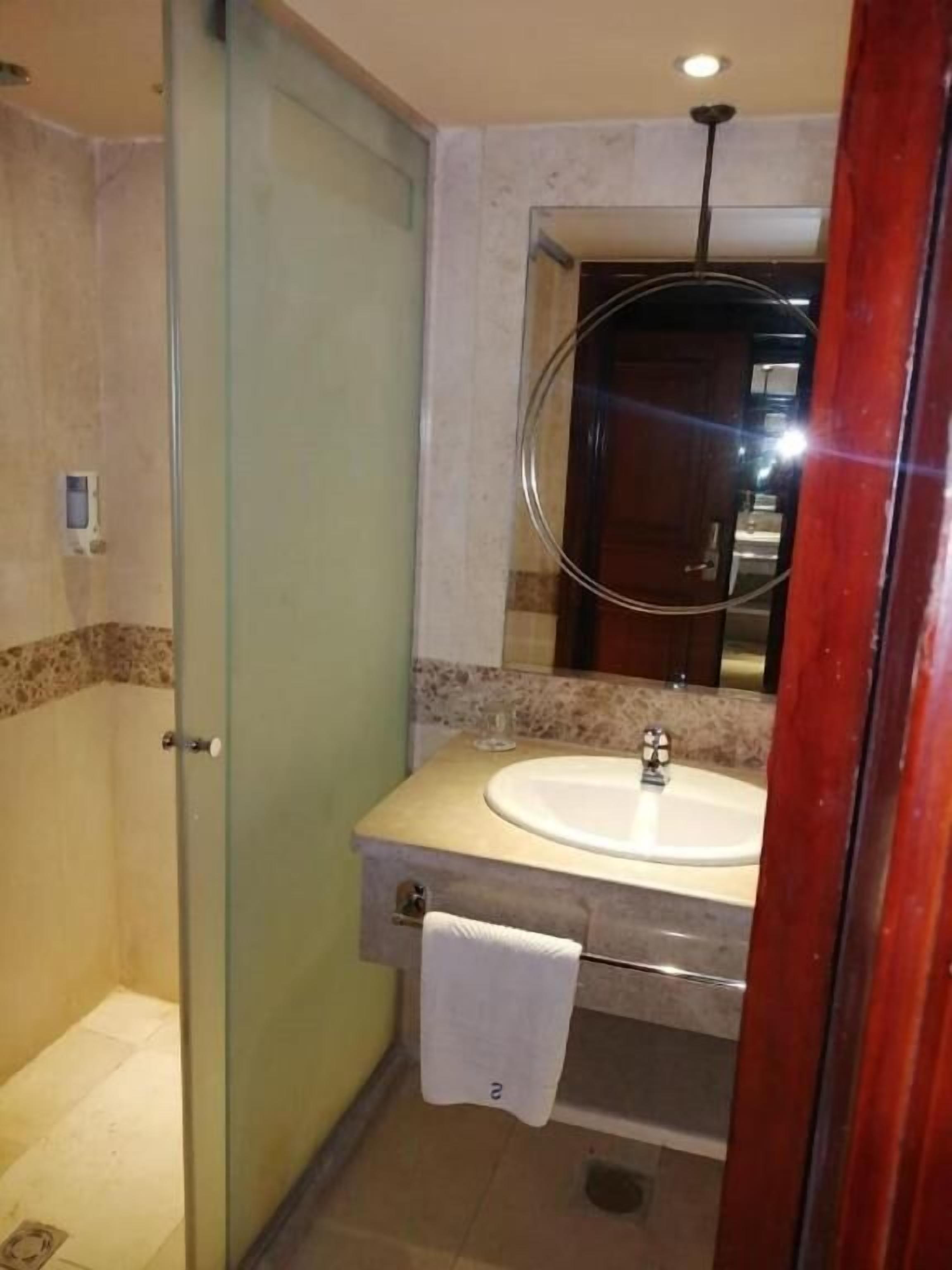 superior room | minibar, desk, travel cot, bed sheets