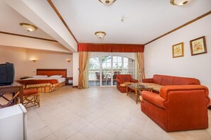 Family Room | Minibar, in-room safe, blackout curtains, iron/ironing board