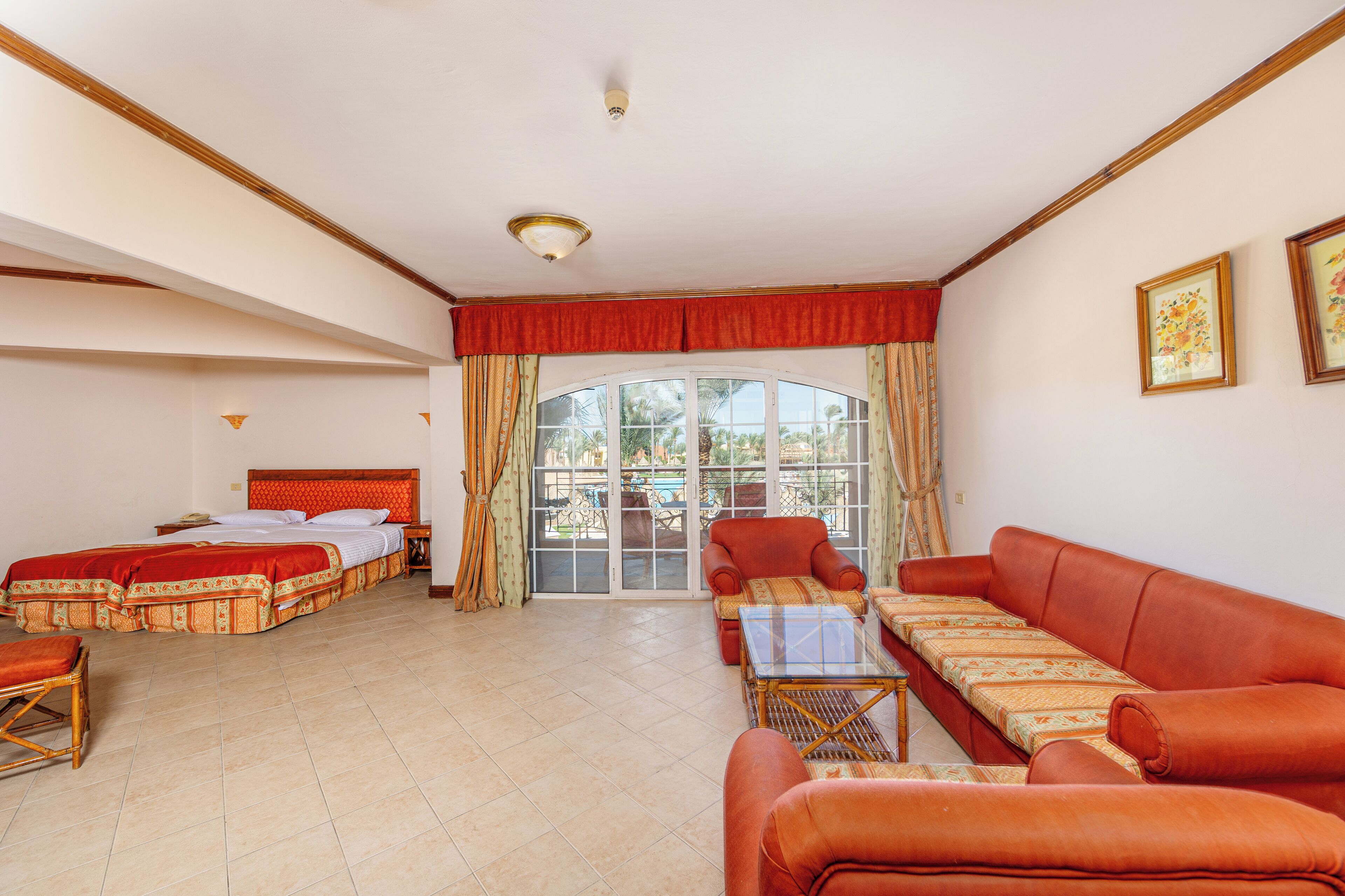 Habitación familiar | Minibar, caja de seguridad en la habitación y cortinas blackout 