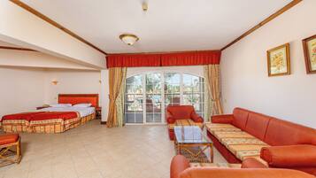 Habitación familiar | Minibar, caja de seguridad en la habitación y cortinas blackout