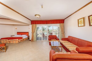 Familiekamer | Een minibar, een kluis op de kamer, verduisterende gordijnen