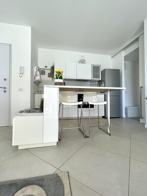 Frigorifero, microonde, forno, piano cottura