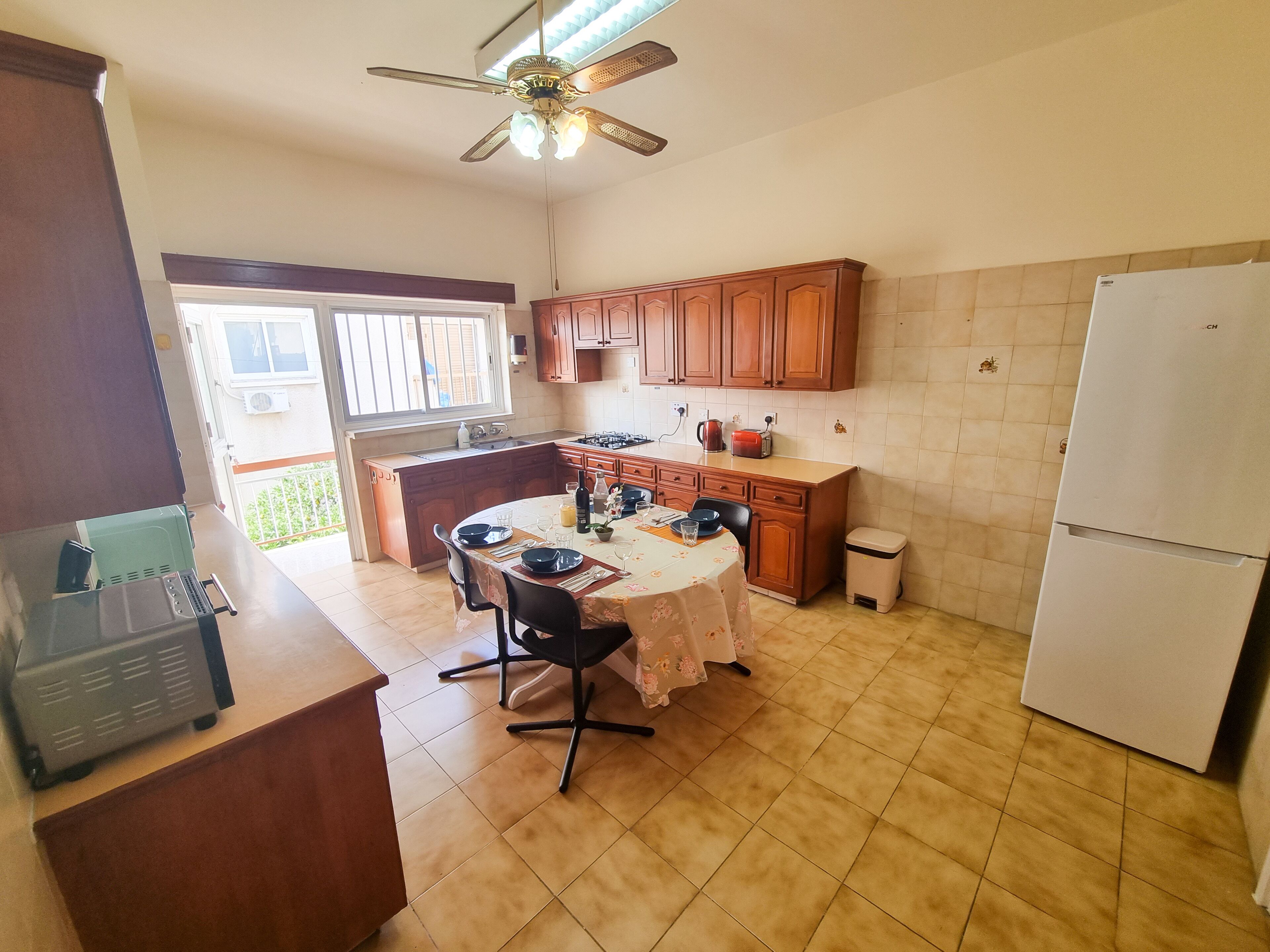 Jääkaappi, mikroaaltouuni, uuni, liesi