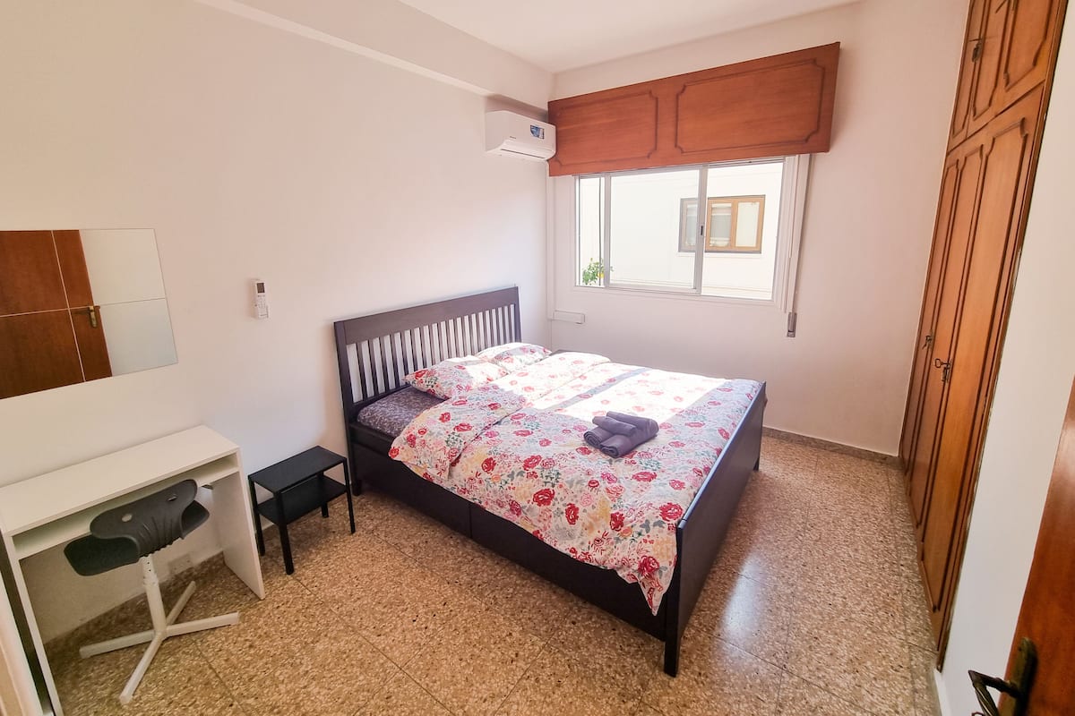 Kamar Standar | Meja kerja, ruang kerja ramah laptop, dan setrika/meja setrika