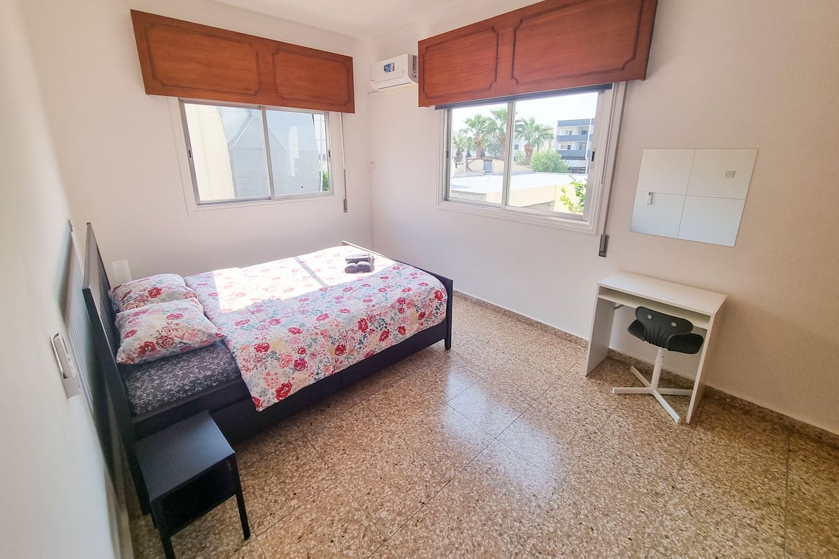 Kamar Standar | Meja kerja, ruang kerja ramah laptop, dan setrika/meja setrika