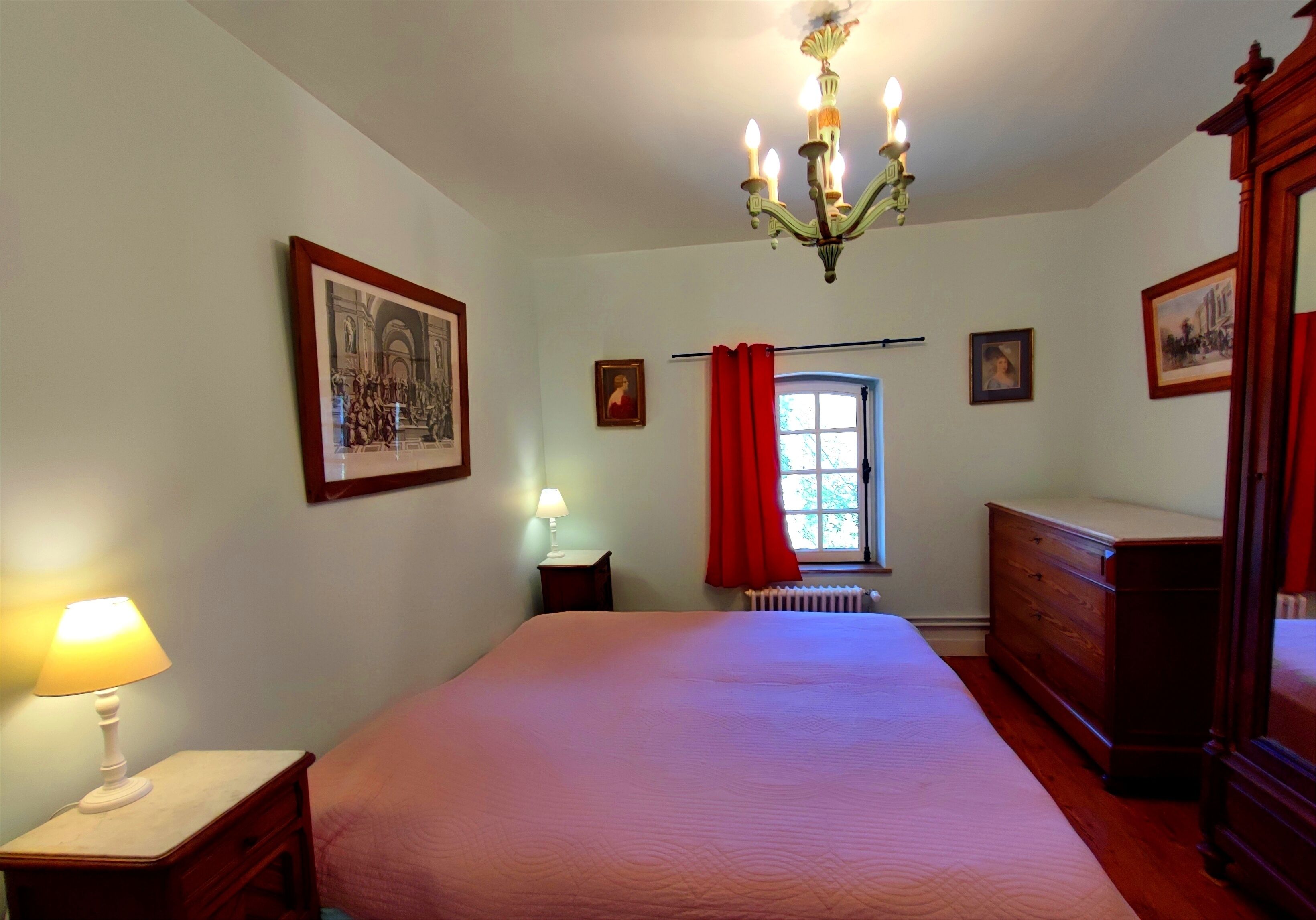 4 slaapkamers, een strijkplank/strijkijzer, reisbedje, gratis wifi