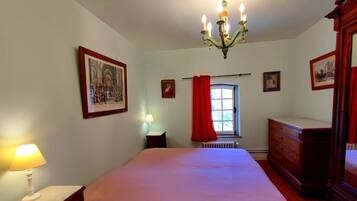 4 slaapkamers, een strijkplank/strijkijzer, reisbedje, gratis wifi