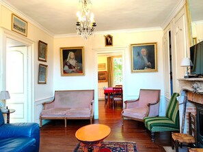 Tv, eldstad, dvd-spelare och böcker