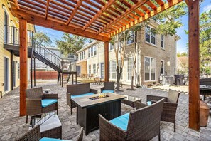 Outdoor dining - Nr Med Center, Museum | WiFi Games | BBQ Fire Pit (Houston)