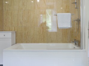 Combined shower/bathtub, hair dryer, towels, soap