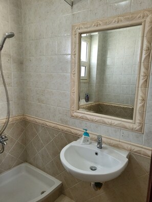 Duschwanne, Haartrockner, Handtücher, Seife