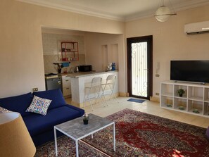 Smart TV - Lovely one-bedroom condo with garden view (New Cairo)