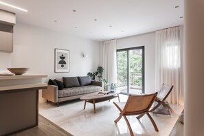 Apartamento Deluxe | Zona de estar | Una Smart TV, Netflix, servicios de streaming, una oficina