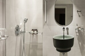 Departamento Deluxe | Baño | Regadera, amenidades de baño gratuitas, secadora de cabello, toallas 