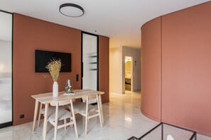 Apartamento luxo | Área de estar | Smart TV 43 polegadas com canais digitais, TV, Netflix