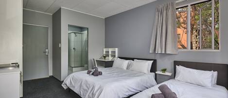 Familienzimmer | Schreibtisch, laptopgeeigneter Arbeitsplatz, Verdunkelungsvorhänge