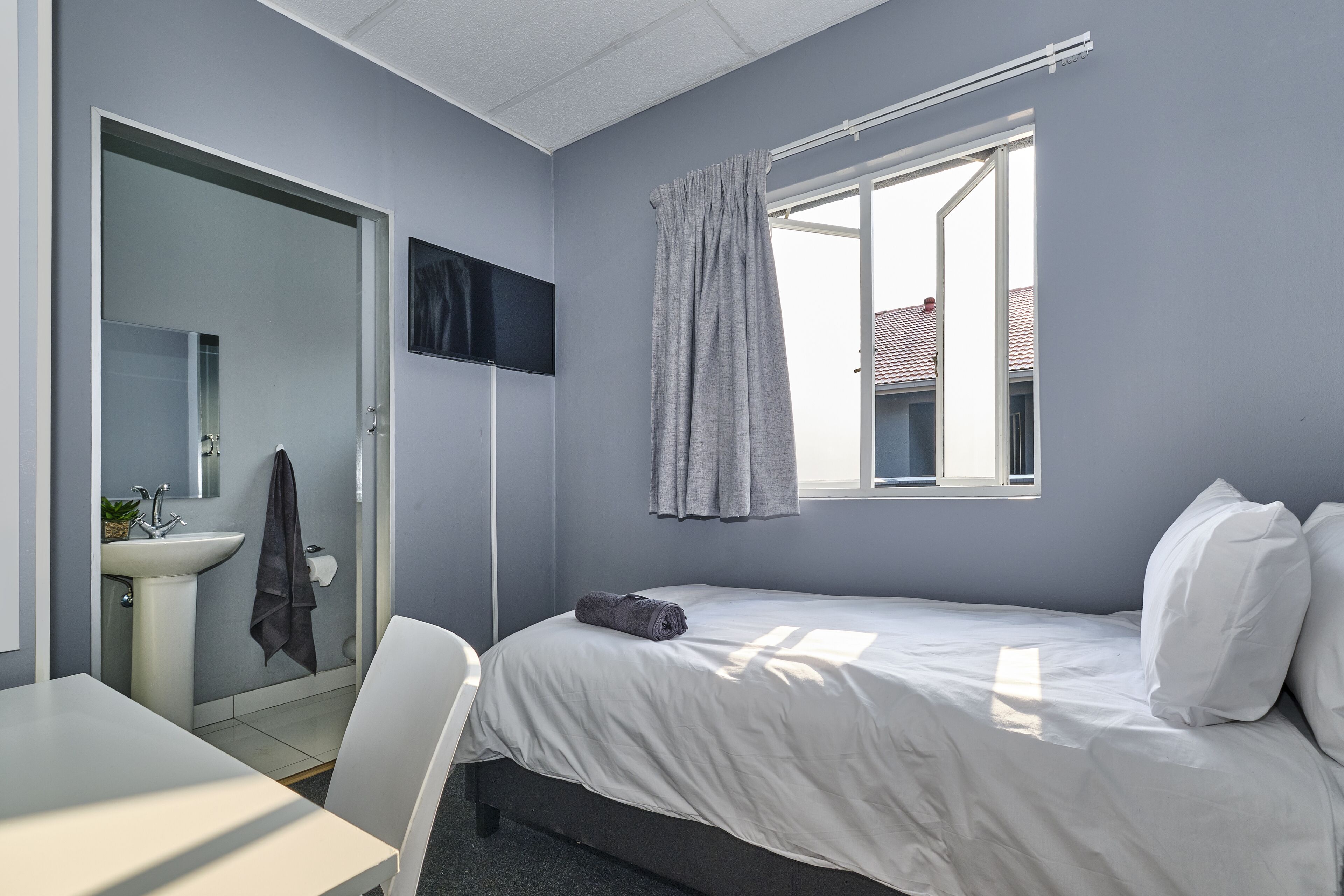 Bureau, espace de travail pour ordinateur portable, rideaux occultants